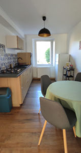 Voici la cuisine ouverte du gîte le Nid d'Eugénie à Blaudeix dans la Creuse