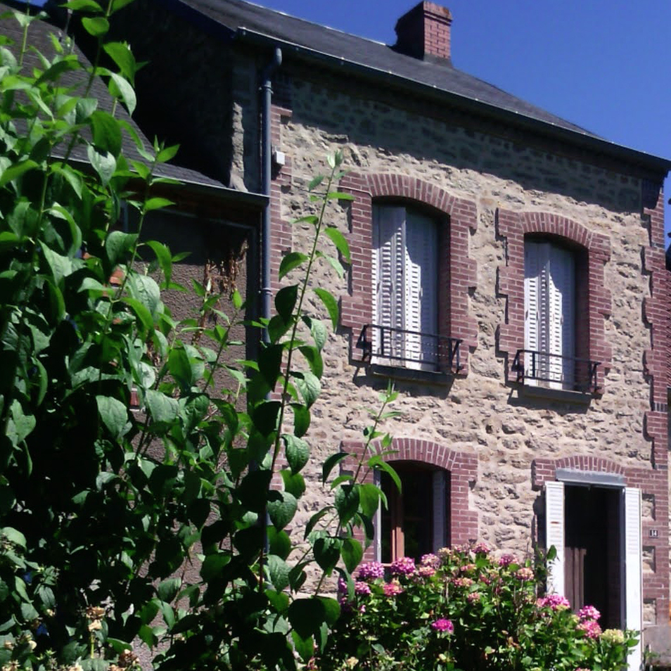 Gîtes à Blaudeix : façade ensoleillée